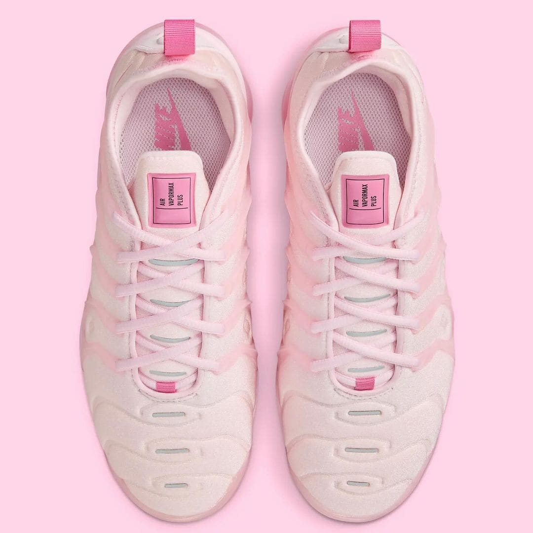 Pink nike 2024 vapormax plus