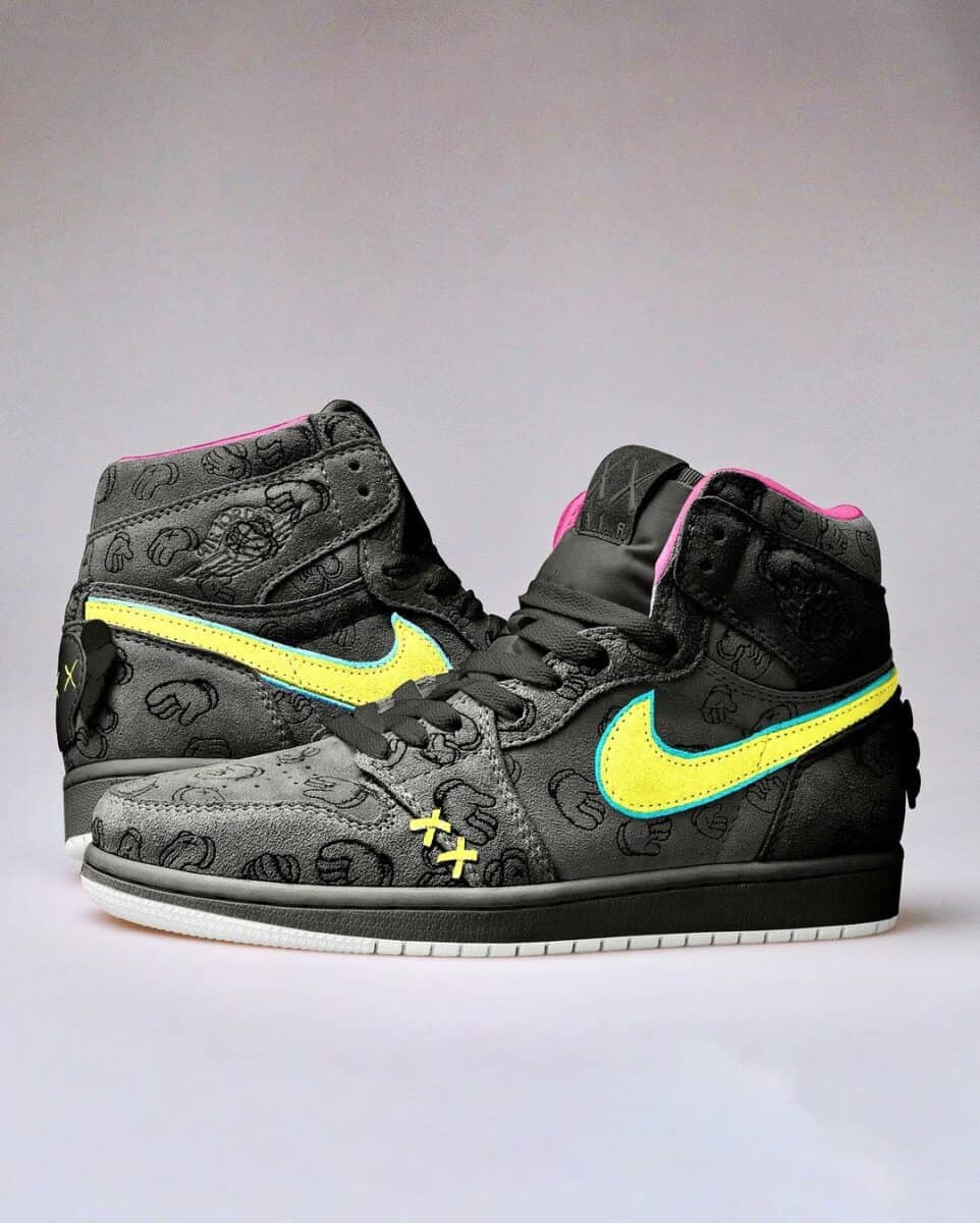 KAWS x Air Jordan 1 High 
