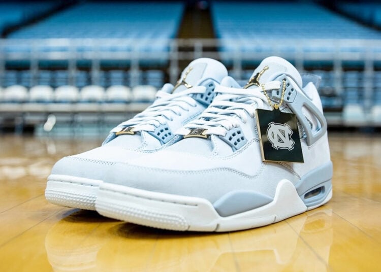 Air Jordan 4 "UNC" PE