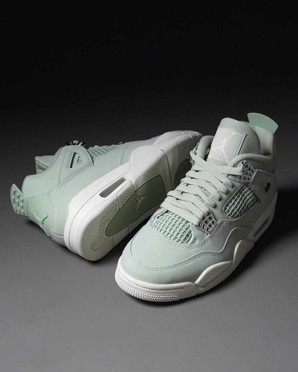 Air Jordan 4 WMNS "Seafoam"