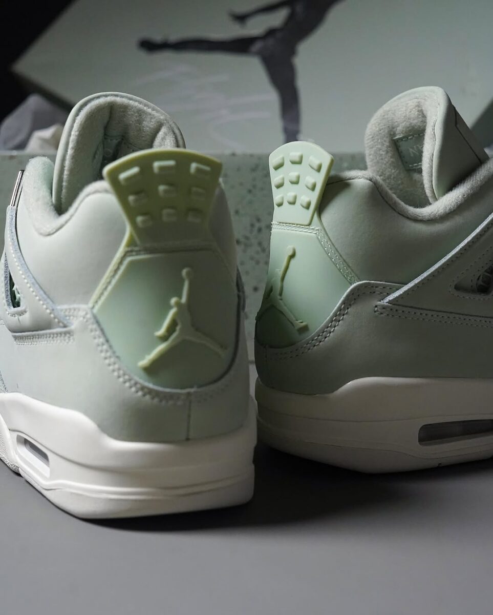 Air Jordan 4 WMNS "Seafoam"