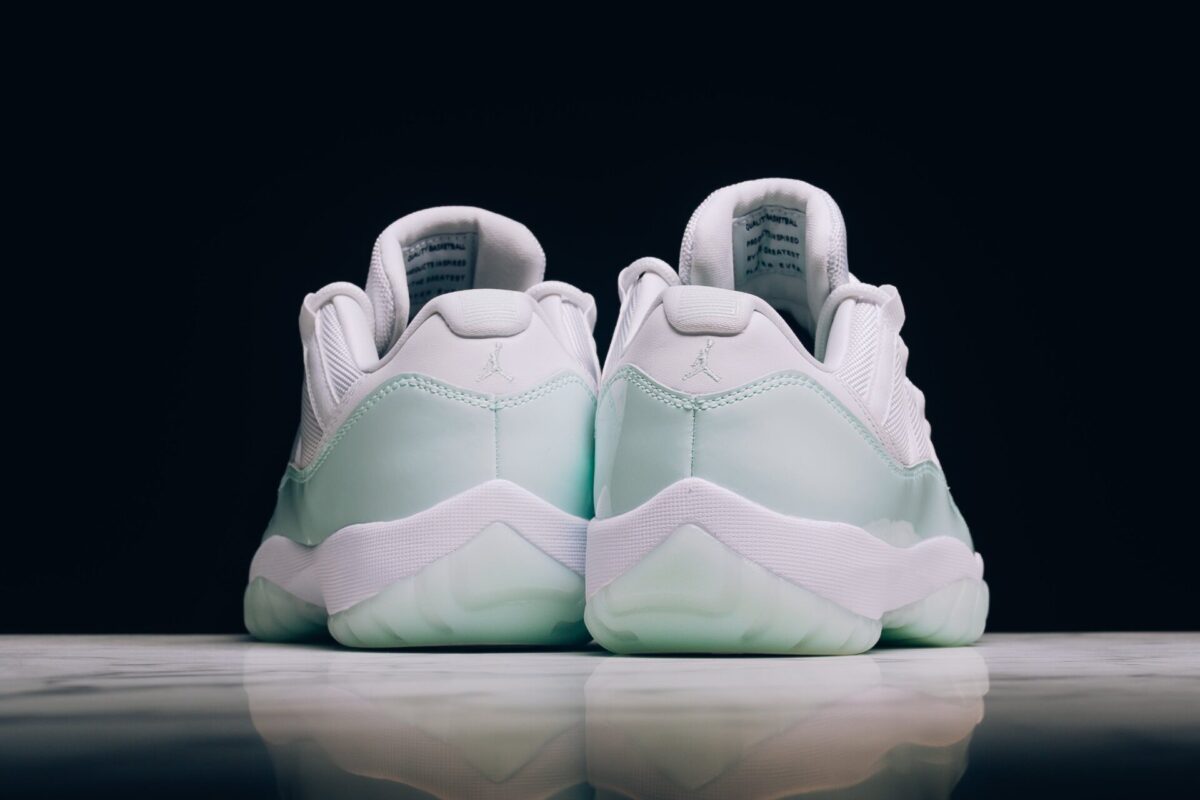 Air Jordan 11 "Igloo"