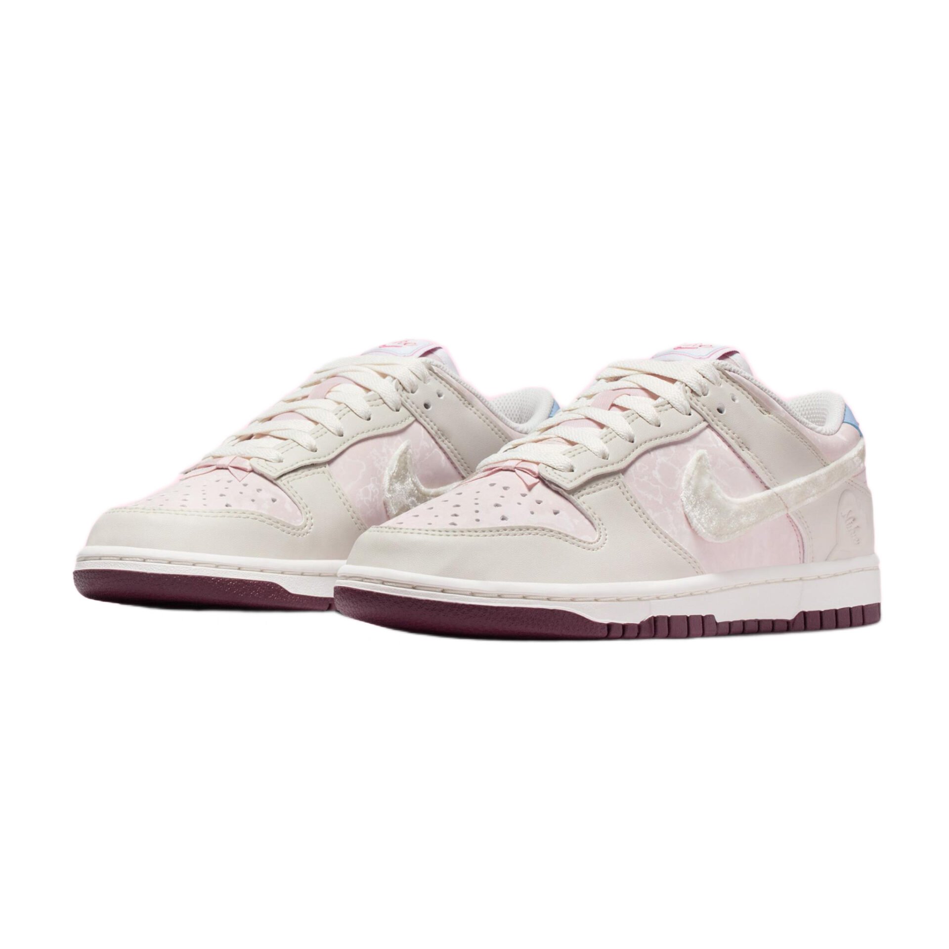 Nike Dunk Low "Valentine's Day"