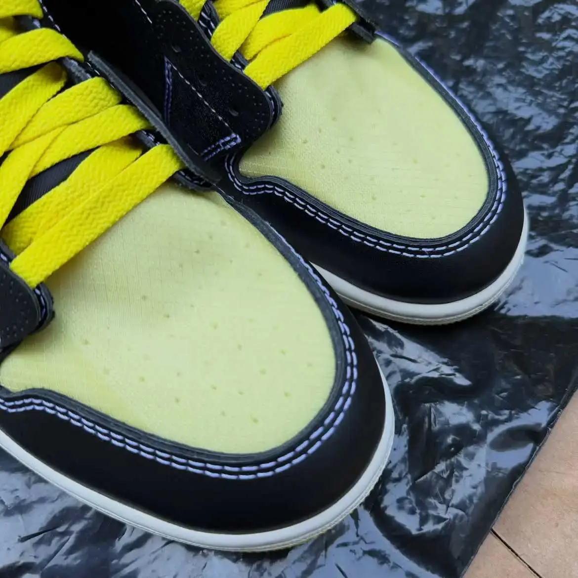 virgil-abloh-off-white-air-jordan-1-black-lightning-muslin-sample
